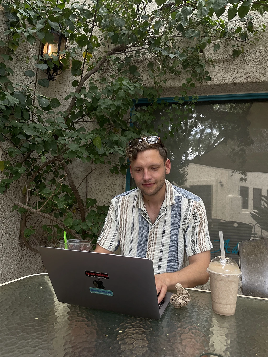 Founder working on the Holy Focus app at an outdoor café in Buenos Aires.